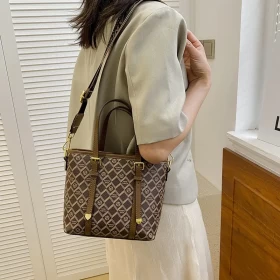 شنطة نسائية أنيقة الجلد بلون بني