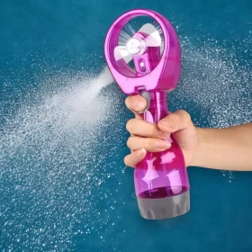 مروحة يدوية مع رشاش مياه